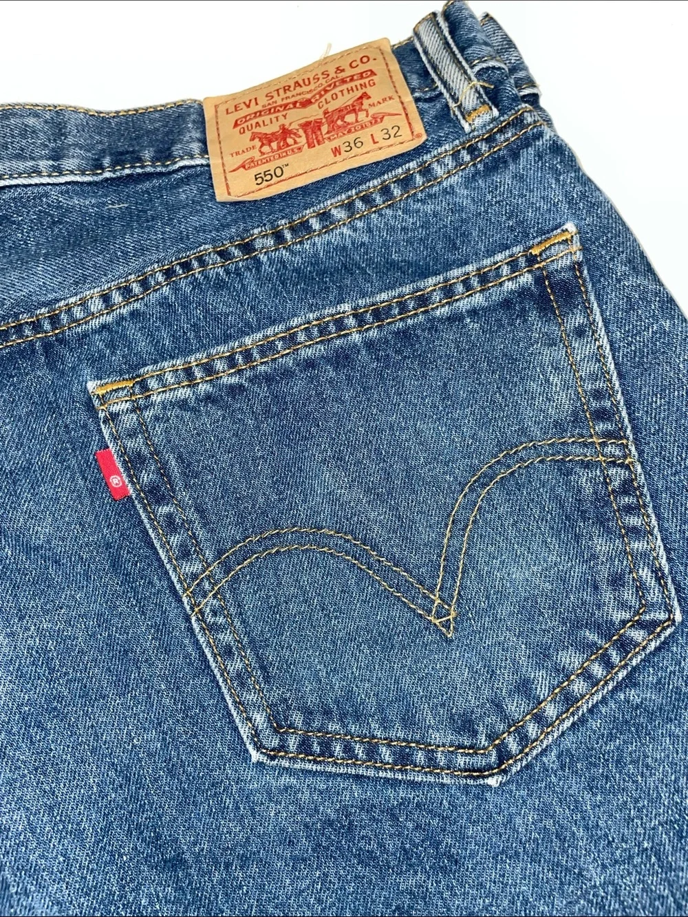 Men’s EUC LEVI’S 550 Relaxed Fit Jeans Classic Med Wash Denim Sz 35/32 5-Pocket